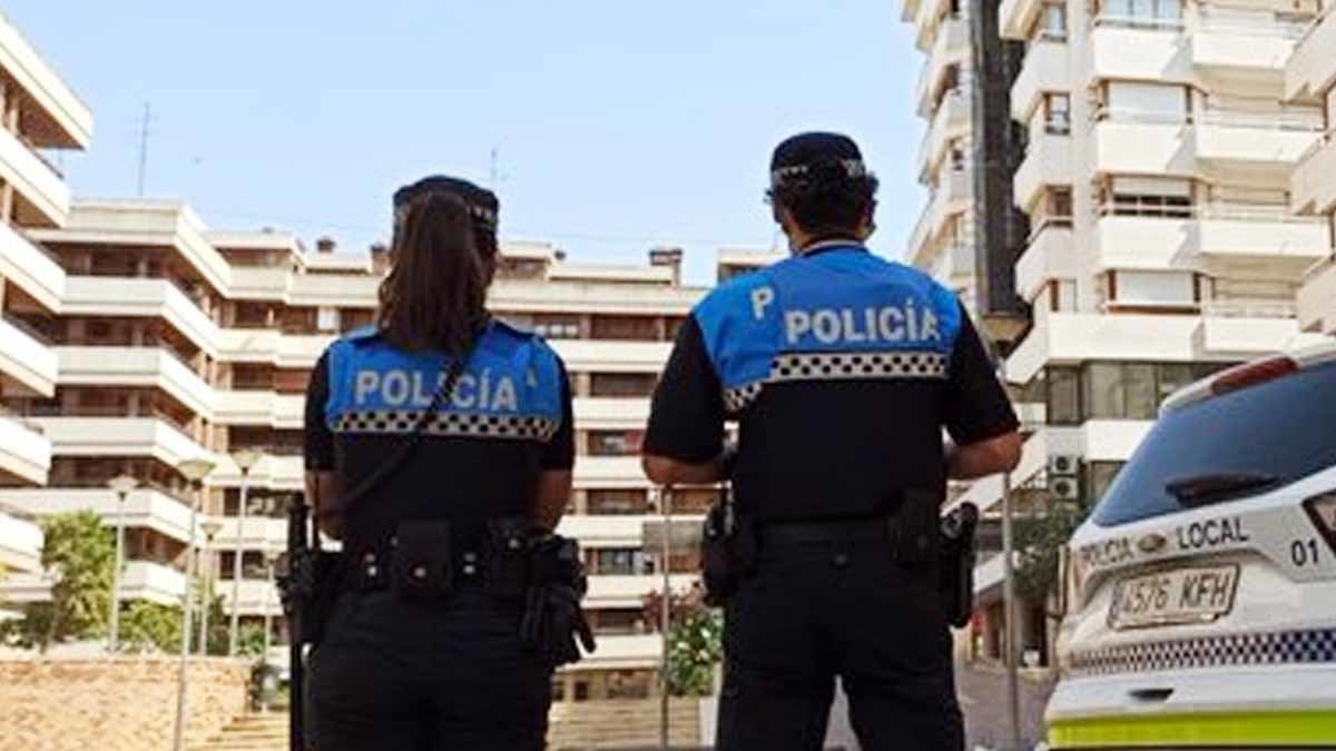 Policía Local de Tudela. Pareja de agentes en las Claras