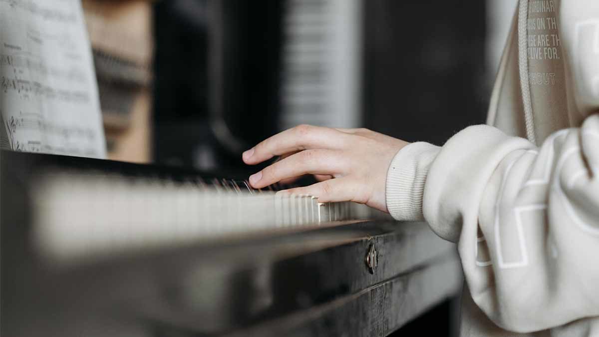 chica toca piano