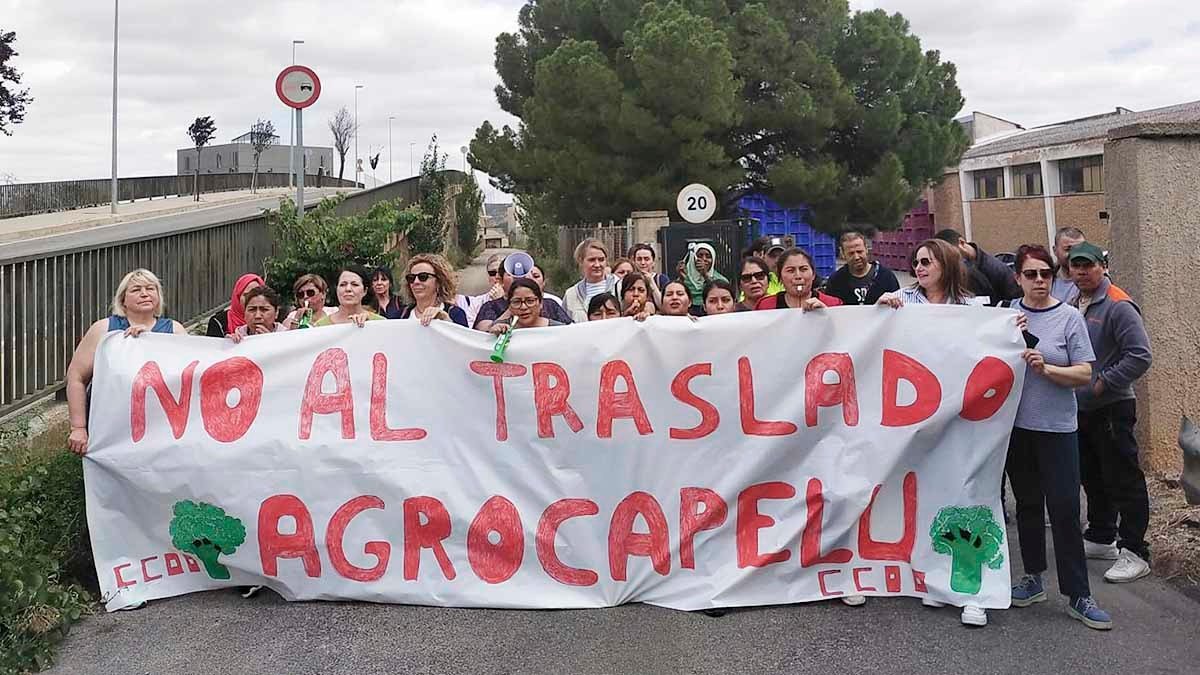 Concentración de los trabajadores de Agrocapelu ante las puertas de la planta de Tudela