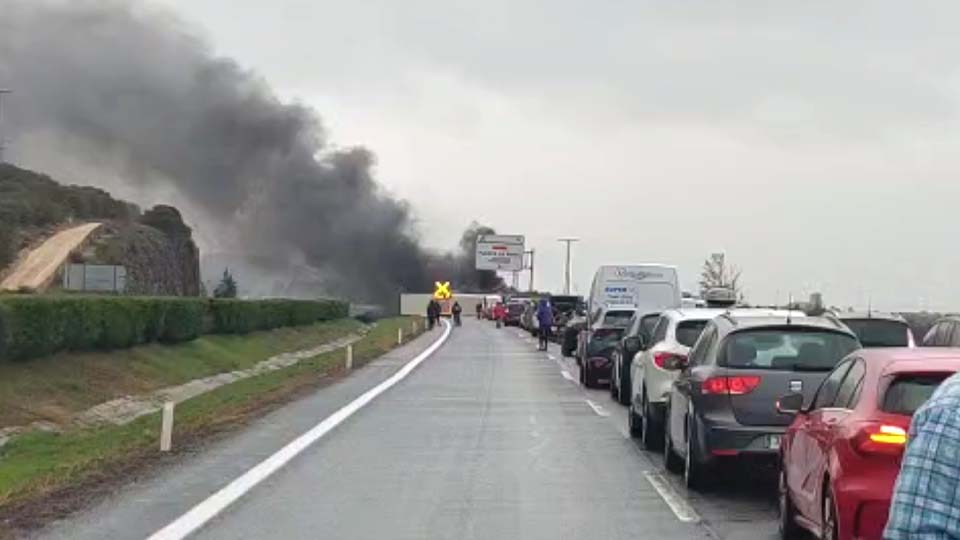 caravana de vehículos ante el camión accidentado AP15