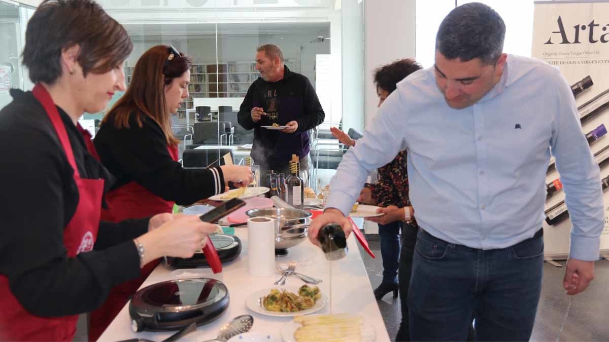 Cocinando verduras en la presentación de las jornadas de Ribaforada 2024