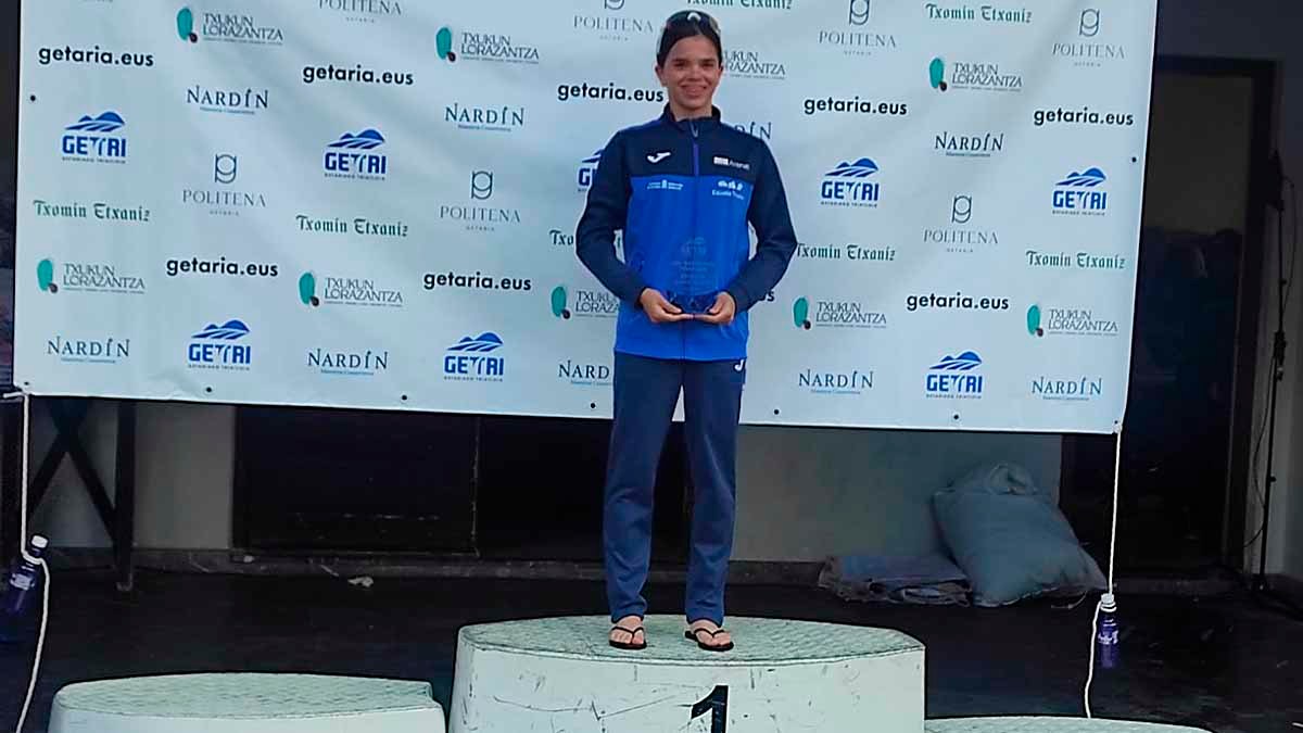 María Láinez obtiene el primer puesto en categoría cadete del Triatlón de Getaria